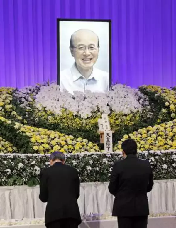 杉田元副長官お別れ会　歴代最長8年9カ月在職