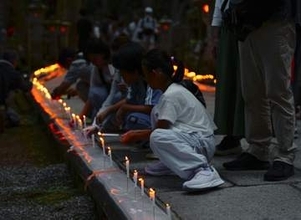 10万本の明かりで先祖供養　高野山でろうそくまつり