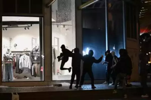 仏デモ、2300人超拘束　パリで警官隊と衝突続く