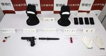 金塊狙い強盗予備疑い男2人逮捕　ナイフやスタンガン所持、匿流か