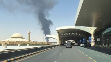 サウジ首都攻撃とフーシ派　空港で黒煙、西部も標的