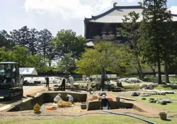 東大寺講堂跡に幅9m巨大廊下　1508年に焼失、礎石出土