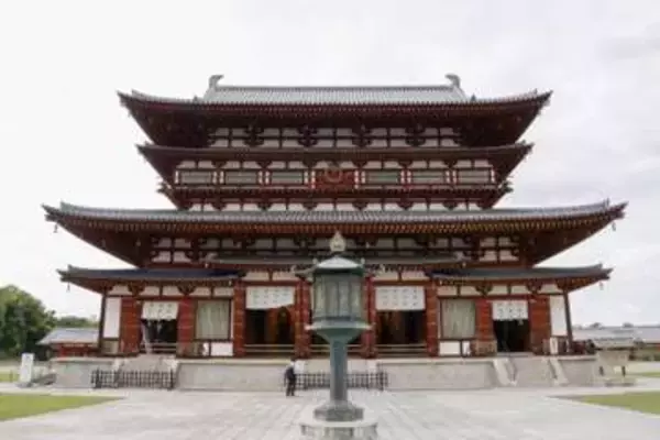 思いこもった写経で復興　金堂再建から50年の薬師寺