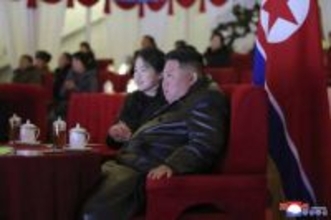 金正恩氏、娘と新年公演を鑑賞　中越首脳らが年賀状