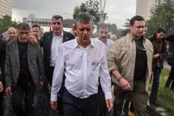 トルコ野党党首を強制排除　警察が本部突入