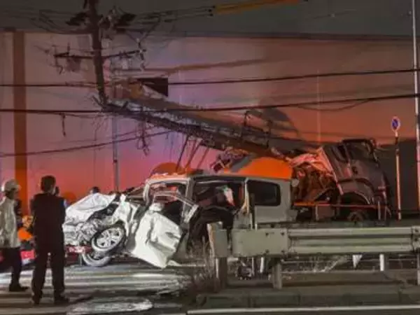 トラックと車衝突5人重傷　大阪の交差点、意識あり