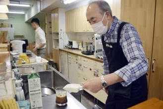 脳卒中の人だけが働く名古屋地下街の喫茶店　1人がパン押さえもう一人がバター塗り…