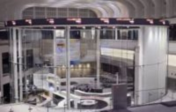 東証、午前終値5万0596円　半導体に買い、一時700円高