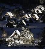 「雪の白川郷、岐阜の夕闇に浮かぶ　世界遺産、40回目ライトアップ」の画像1