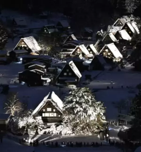 雪の白川郷、岐阜の夕闇に浮かぶ　世界遺産、40回目ライトアップ