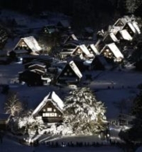 雪の白川郷、岐阜の夕闇に浮かぶ　世界遺産、40回目ライトアップ