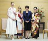 「首相「親善の力、活躍を」　ドイツ・さくら女王ら激励」の画像1