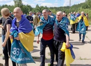 ウクライナ兵父に「生きてるよ」　ロシアと捕虜交換、解放に歓喜