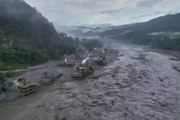 ネパール土石流、9400人救助　中国と合わせ死者800人超