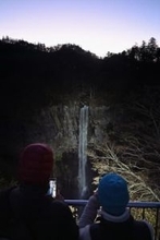 落差97m、映える華厳の滝　栃木・日光、24日まで点灯