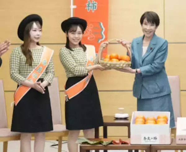 首相、奈良の柿「ちから湧く」　官邸で試食、笑顔で一句