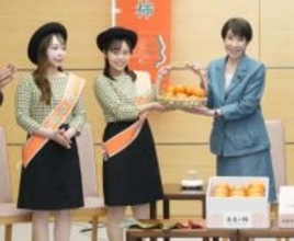 首相、奈良の柿「ちから湧く」　官邸で試食、笑顔で一句