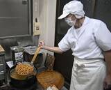 「カタい！菓子も、伝統守る決意も　米団子揚げた「あかだ」、愛知・津島」の画像1