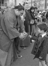 ＜あのころ＞両横綱が銀座で街頭募金　46年前の12月30日