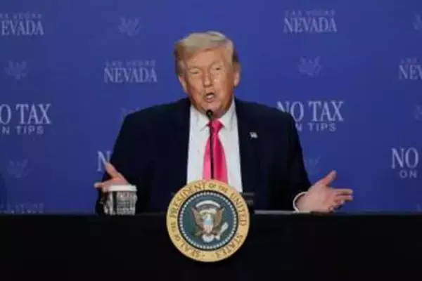 ガソリン価格不満に減税策を誇示　トランプ氏、チップ課税撤廃も