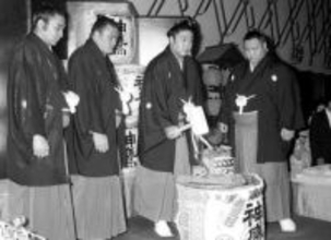 ＜あのころ＞若三杉の大関昇進を祝福　49年前の4月28日