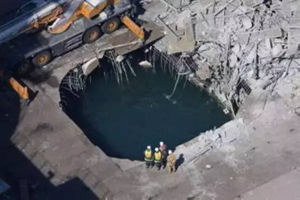 川崎の足場崩落事故、死亡3人に　解体作業中、不明の男性を捜索