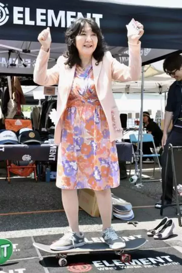 財務相「生活の圧迫なくしたい」　スポーツや音楽体験を視察