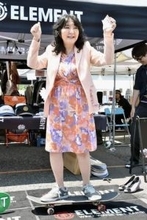財務相「生活の圧迫なくしたい」　スポーツや音楽体験を視察
