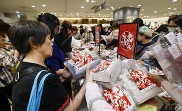 ホークス優勝、記念セール始まる　福岡の百貨店やスーパーにぎわう