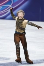 王者マリニン「全力の半分」　着氷に乱れ、思わず舌