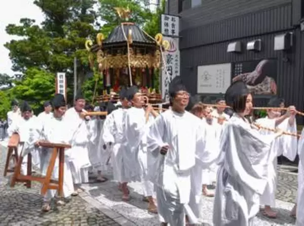 鳥取・大山寺で3年ぶり「御幸」　女性が初めてみこし担ぐ