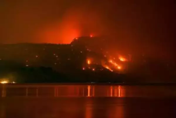 カナダ西部で大規模山火事　2万人避難、非常事態宣言