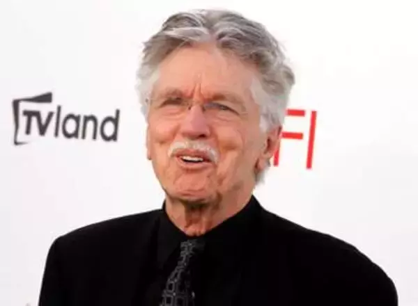 トム・スケリットさん死去　米俳優、「トップガン」で軍教官
