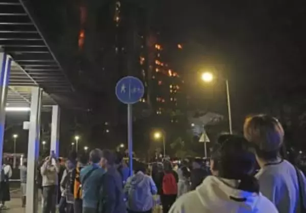 赤い炎、募る不安「家族どこ」　香港高層住宅火災、安否不明続く