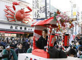 「宝恵かご行列、華やかに　大阪・ミナミの新春行事」の画像1