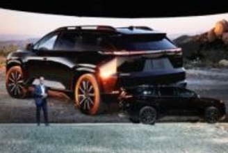 スバル、3列シートのEV披露　NY自動車ショーで報道公開