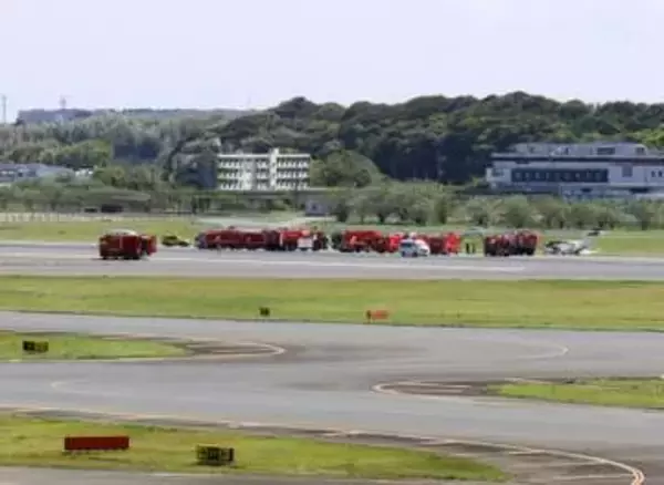 成田空港で小型機が滑走路逸脱　3人搭乗、けがなし