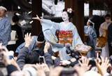 「1年の幸福願い舞妓ら豆まき　京都・八坂神社で節分祭」の画像1