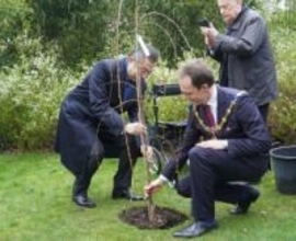 ロンドンで東日本大震災追悼式典　福島県人会、中心部の日本庭園で
