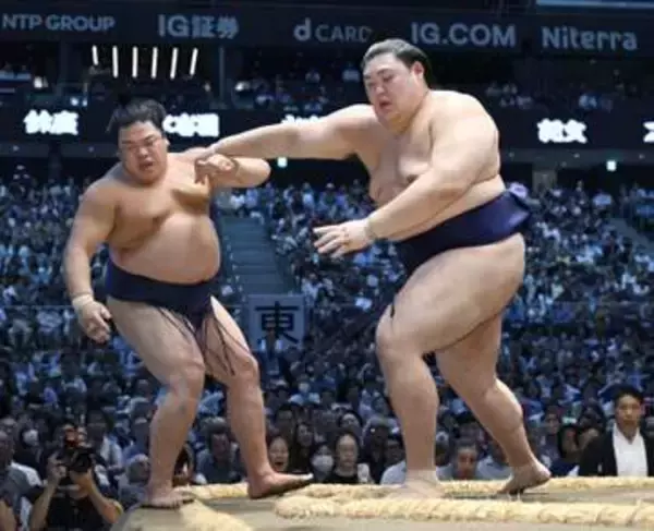横綱大の里3勝目、豊昇龍は2敗　大関霧島5勝、全勝獅司単独首位