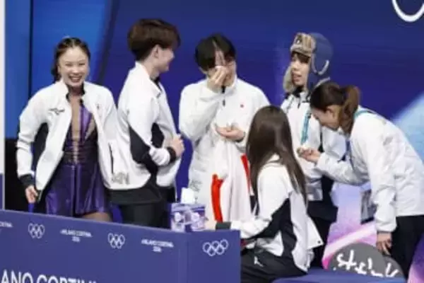 鍵山優真、団体応援席で感涙　フィギュアスケート