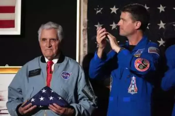 「米国の英雄」壇上に、愛国演出　宇宙飛行士や退役軍人