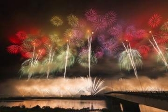 新潟・長岡の花火開幕　夏の夜空彩る風物詩