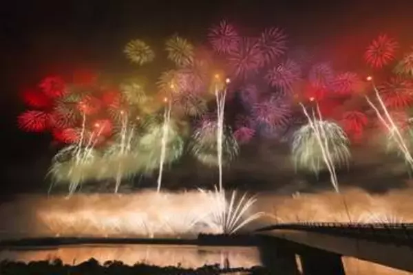 新潟・長岡の花火開幕　夏の夜空彩る風物詩