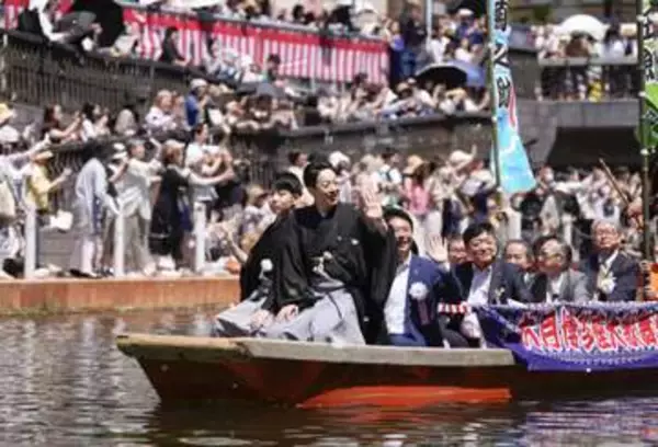 八代目尾上菊五郎さん船乗り込み　歌舞伎ファン声援、福岡