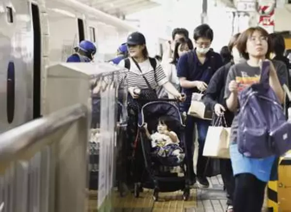 駅や空港、Uターンで混雑　お盆休み最終日、旅行帰り