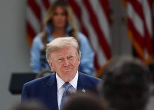 米空母に「トランプ」命名か　真珠湾英雄の名前から変更検討