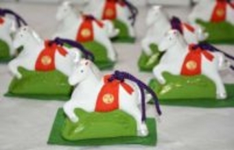 干支「午」の土鈴で迎春ムード　大阪・誉田八幡宮