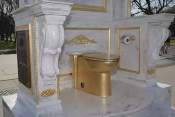 米首都に黄金便器、大統領を風刺　「王にふさわしい玉座」