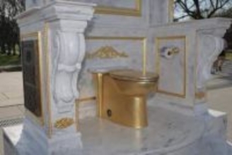 米首都に黄金便器、大統領を風刺　「王にふさわしい玉座」